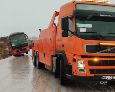 Vykdome sunkiasvorių ir lengvųjų transporto priemonių evakuaciją visoje Lietuvoje